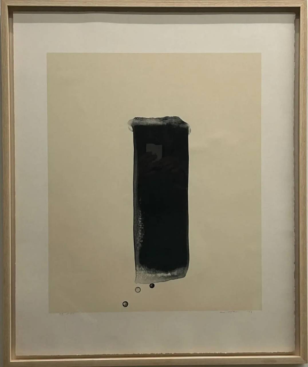抽象的な黒い縦長のアート作品
