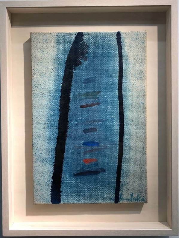 青色基調の縦長抽象アート作品