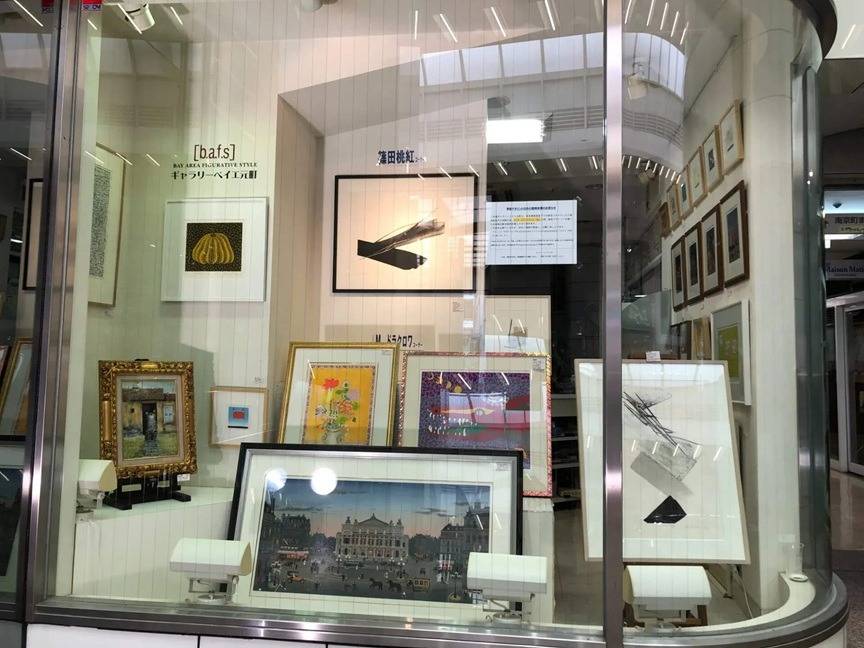 ギャラリーに展示された多様なアート作品
