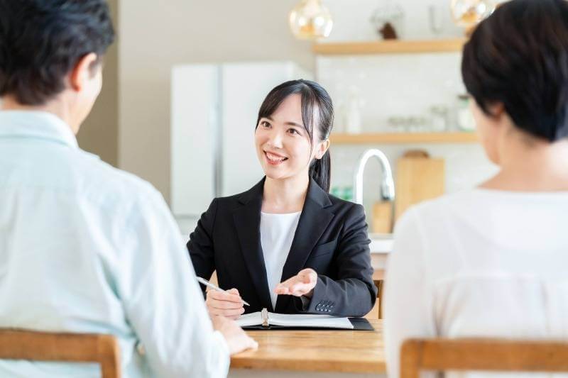 笑顔で相談に応じる女性スタッフ