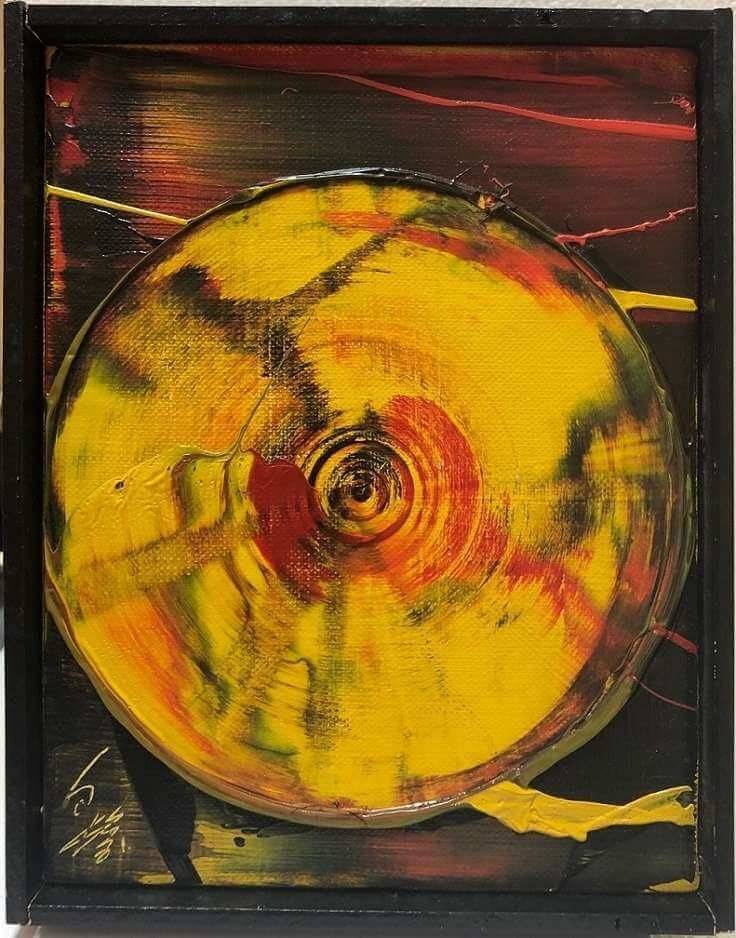 黄色と赤の円形抽象絵画